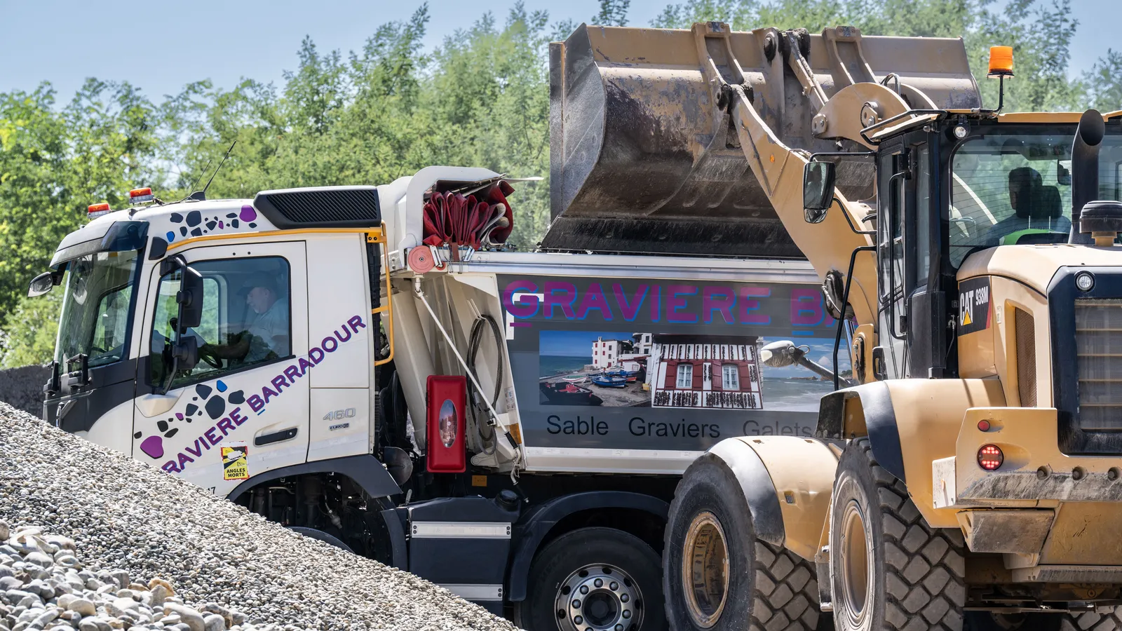 Chargement d'un camion au dépôt Barradour à Bayonne