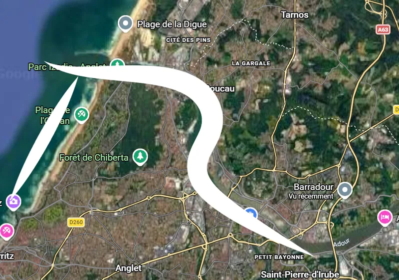 Carte de l'estuaire de l'Adour : la courbe blanche du logo part de la plage de La Barre et remonte l'Adour jusqu'à Barradour, chemin de Trouillet
