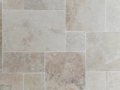 Dallage travertin beige nuancé finition vieillie